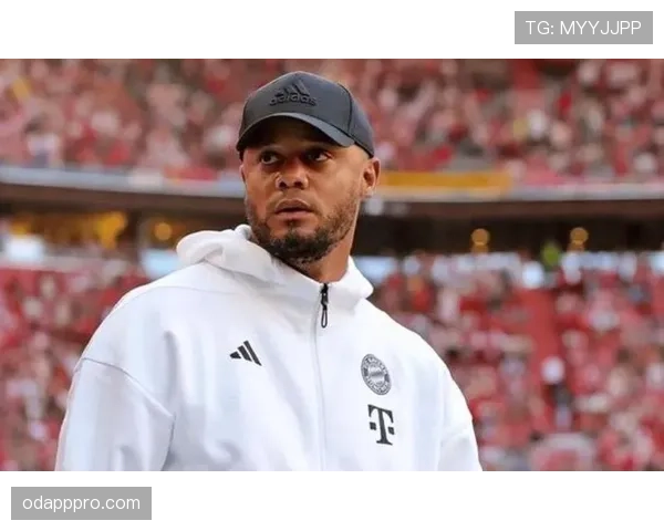 孔帕尼下场后穿着拖鞋逛球场，这大佬也太接地气了吧？